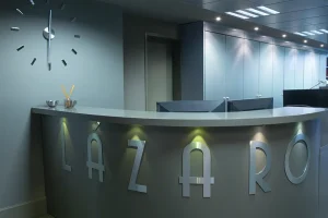 Recepción moderna de Lázaro Despacho Tributario con diseño elegante y minimalista.